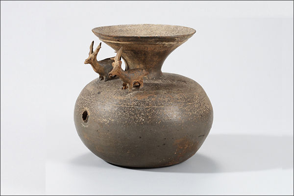<사슴장식 구멍단지>, 가야 5세기, 높이 16.1cm
