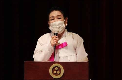 개막식에서 인사말을 하는 (사)정광수제판소리보존회 정의진 이사장