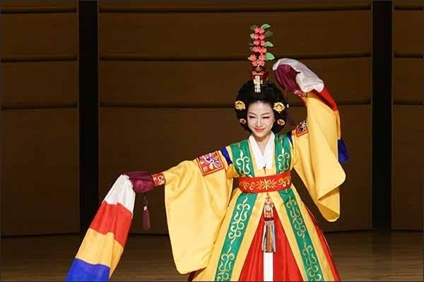 국립국악원 주최 제16회 온나라 전통춤 경연대회에서 대통령상을 수상한 정지수 씨의 궁중춤 '춘앵전' 경연 모습