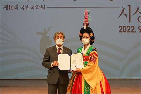 김영운 국립국악원장으로부터 대통령상을 받은 정지수 씨