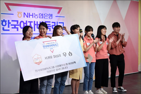 2022 NH농협은행 한국여자바둑리그 우승자 서귀포 칠십리 선수단. 왼쪽부터 김윤영ㆍ이민진 선수, 김혜림 감독, 한 줄 건너 조승아ㆍ유주현 선수, 송지훈 코치