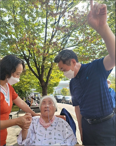 아들내외와 푸른 하늘을 바라다 보는 오희옥 지사