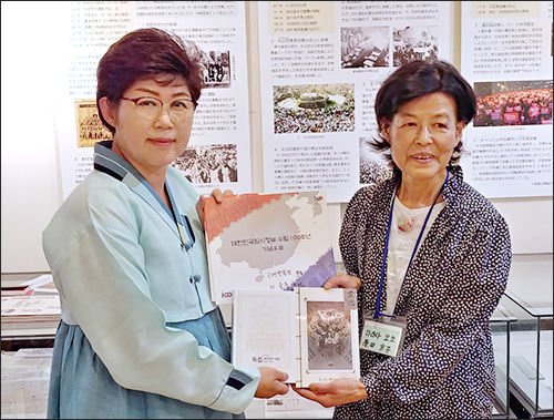 ‘3.1독립운동 100년을 생각하며 – 동아시아 평화와 우리들(3.1独立運動100年を考える–東アジアの平和と私たち) 도쿄 전시회에서 기자가 하라다 이사장에게 기념품을 전달했다, 오른쪽 하라다 이사장, 왼쪽 기자, 2019.년 5월