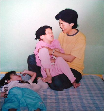 음성꽃동네서 중증 장애우들을 정성껏 보살피고 있는 하라다 쿄꼬 이사장