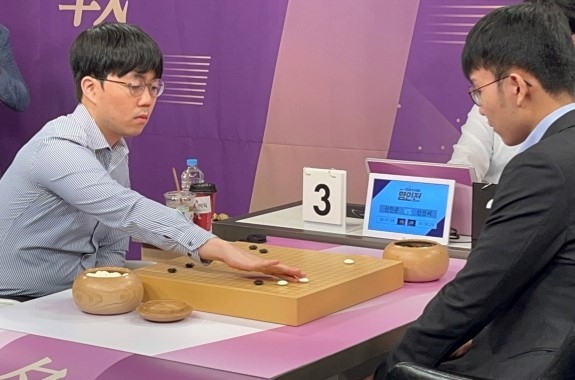 신민준 9단(왼쪽)이 디펜딩 챔피언 전기 우승자 신진서 9단을 꺾고 열 번째 명인에 등극했다.
