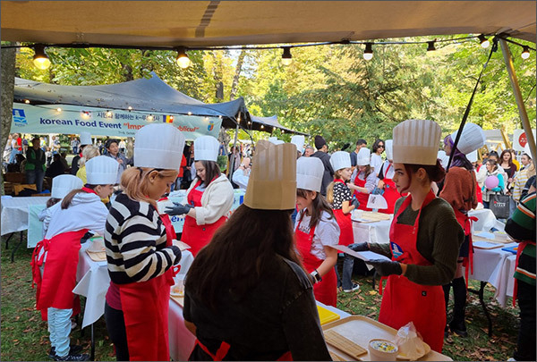 한국음식행사에서 현지 시민들이 한국음식을 만들어보고 있다.