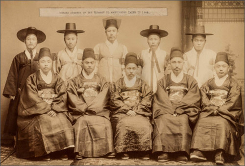 <초대 주미공사관원 일행>, , 조선 1888년, 연세대학교 동은의학 박물관