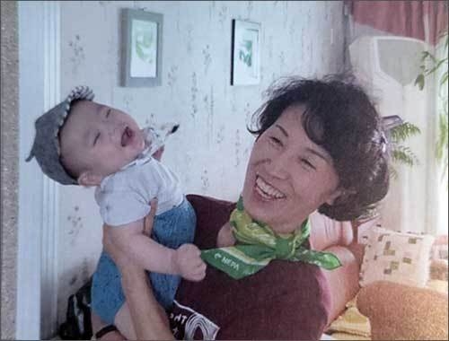 여자가 행복하고 아이가 행복한 세상, 그러면 남편들도 행복해진다는 생각에 공감한다. 사진은 지은이 이규봉 교수의 부인과 손자 
