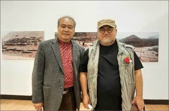 <평택국제사진축전>의 초대작가인 은효진 작가(왼쪽), 류은규 교수(오른쪽)