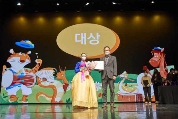 「제20회 대한민국 어린이 국악큰잔치」 대상 수상자 무용 부문 '박솔지' 어린이(동송초 6학년)와 국립무형유산원장 이경훈