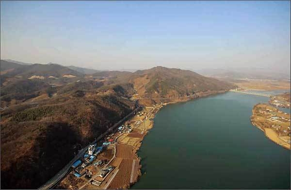 충주 장미산성 원경