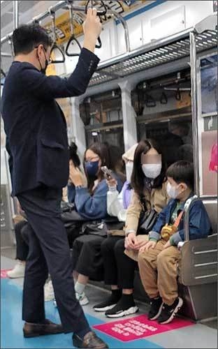 지하철에서 부모는 아이를 임산부석에 않혔다.