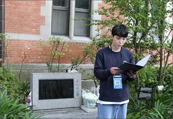 도시샤대학 윤동주 시비 앞에서 시낭송을 하는 연수생