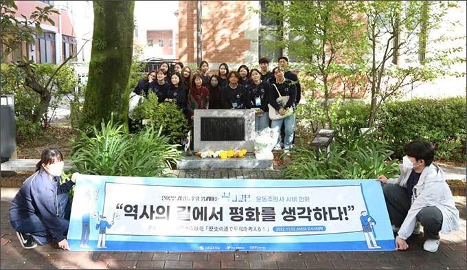 도시샤대학 윤동주 시비 앞에 종이국화꽃을 바치고 기념사진을 찍은 연수생들 2 