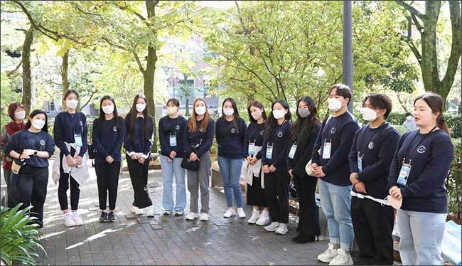 도시샤대학 윤동주 시비 앞에 종이국화꽃을 바치고 윤동주 시인을 추모하고 있는 연수생들