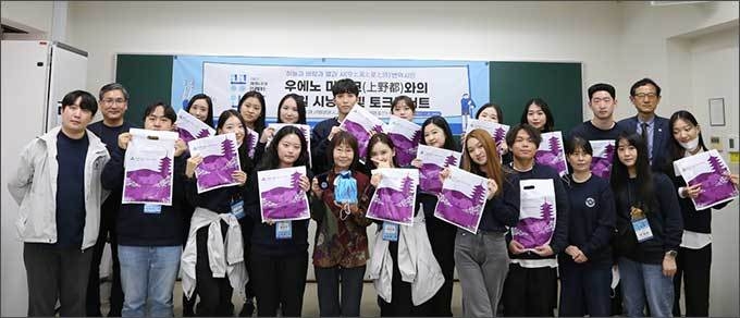 강의를 마치고 우에노 미야코 시인과 함께한 연수생들 2 (가운데가 우에노 미야코 시인)