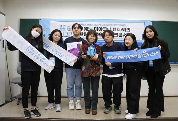강의를 마치고 우에노 미야코 시인과 함께한 연수생들 1 (가운데가 우에노 미야코 시인)