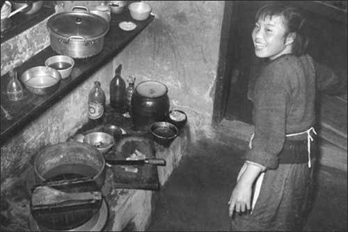 부엌에서 음식 준비하는 모습(1950년대), 임인식 촬영