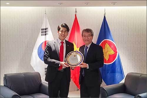 응우옌 부 뚱(H.E.Nguyen Vu Tung) 베트남 대사로부터 감사패를 받는 정사무엘 한문화외교사절단 단장