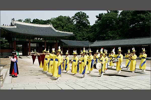 <대취타> 행진, 2006, 서울 창덕궁, 국립무형유산원 제공