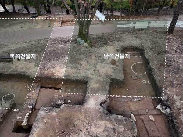 기와를 쌓아 만든 기단터 전경