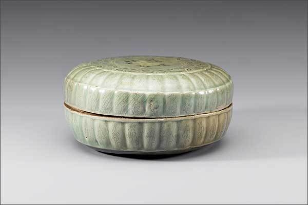 청자 모란무늬 국화 모양 합, 고려 13세기, 전체 높이 8.8cm, 뚜껑 높이 3.3cm, 입지름 16.1cm, 높이 4.2cm