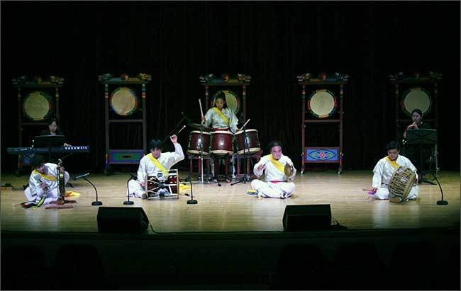 잔치마당예술단의 창작국악 ‘신모듬’. 쇠 서광일, 징 오승재, 장구 김호석, 북 이정현, 모듬북 백지현, 태평소 김현주, 신디사이저 김지원