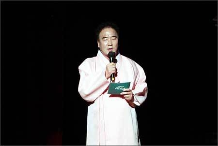 사회를 보는 <잔치마당>의 서광일 대표