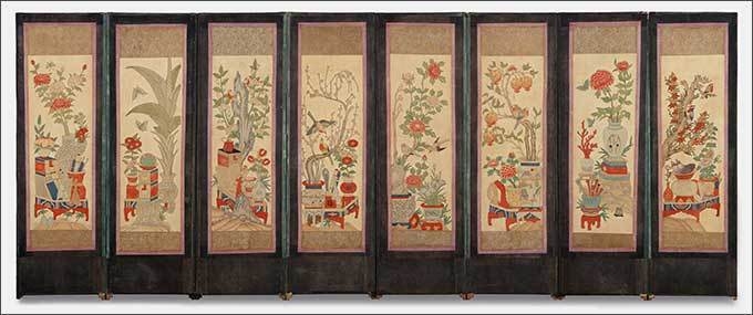 자수 <책가도 병풍(刺繡 冊架圖 八幅 屛風)>, 조선, 책과 문방사우(文房四友)를 그린 책가도(문방도)이면서 갖가지 꽃과 나무, 새들과 식물 등 길상의 의미를 담은 소재들을 함께 그렸다.