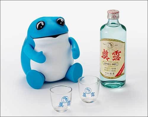 <진로 소주와 술잔, 두꺼비 캐릭터 상품>, 20세기, 21세기, 진로 소주는 두꺼비 마스코트를 내세워 ‘두꺼비 소주’로 불리기도 했다. 복과 재물을 주는 의미의 두꺼비 캐릭터를 홍보 전략으로 내세웠다.