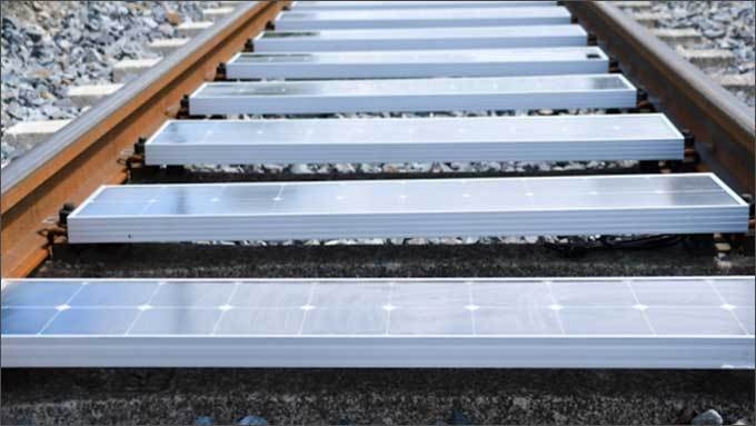 독일에서 실험하고 있는 철도 침목 태양광 패널<br>
출처: //www.raillynews.com/2022/07/german-railways-tests-db-solar-panel-sleepers/