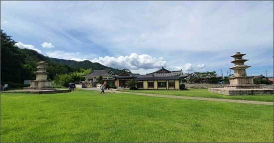 경주 (전)염불사지 동서 삼층석탑 전경(오른쪽 동탑)