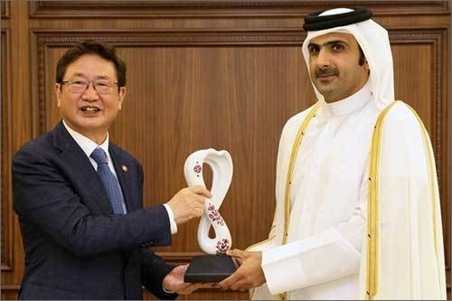 박보균 문화체육관광부 장관이 23일(현지시간) 카타르 도하에서 압둘라만 알 타니 카타르 문화부 장관을 만나 기념촬영을 하고 있다