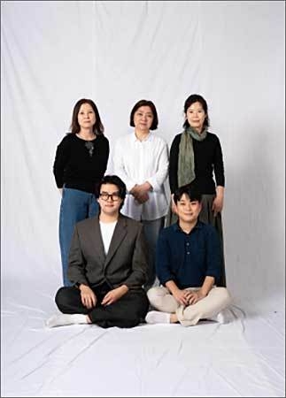「2022 무형유산 창의공방 레지던시」 참가자 매듭장 이수자 허희진, 누비장 이수자 최미정 이순협 염색장 이수자 정찬희, 사기장 이수자 이솔찬 (왼쪽 위부터 시계방향)