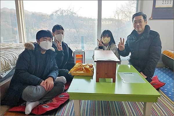 6달 동안 작업한 전통목공예품 서안(書案)과 손편지글을 어머니(오희옥 지사) 대신 받아든 아들 김흥태 씨와 학생들.<br>
영문중학교 장현명, 함승원, 정민지 학생(왼쪽부터) , 오른쪽 첫번째가 김흥태 씨