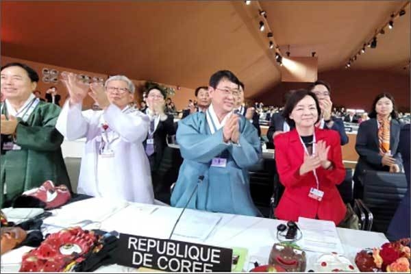 11월 30일 ‘한국의 탈춤’ 유네스코 등재를 기뻐하는 정부 대표단>