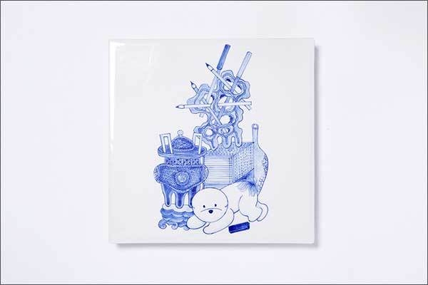 오수진, ‘견(犬)문록 2022 Ⅰ’, 백자, 청화, 투명유, 30x30cm, 2022.