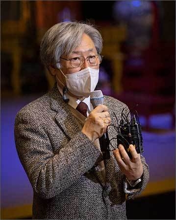"소중한 문화유산의 값어치와 문화를 통한 화합의 정신이 널리 전해지길 바란다.”라고 말하는 김영운 국립국악원장