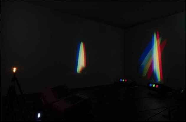 백남준 '촛불 하나' / 1988, 가변크기, 트라이포드 위 촛불, 줌 렌즈가 달린 카메라, 신호변환기, 트랜스포머, 모니터, CRT 프로젝터, 프랑크푸르트 현대 미술관 소장