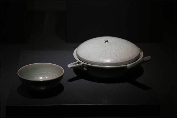 12세기, 청자 꽃모양 잔과 다완(차를 우려내는 주전자) 다완의 손잡이와 입이 매우 특이하다. 지금 사용하는 일본식 다완과는 완전히 다른 모양이고 주둥이와 손잡이도 판이하다.