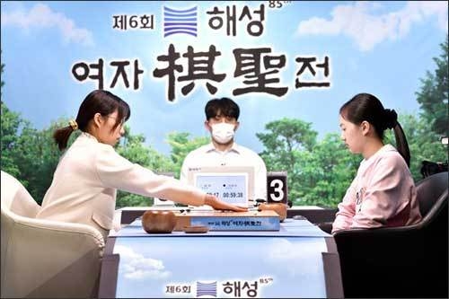 최정 9단(왼쪽)이 김은지 5단을 꺾고 여자기성에 올랐다.
