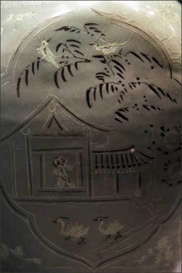 기와집 모양과 집안에 집주인이 있으며, 집 앞에는 오리가 노닐고 있고, 집앞에 나무위에는 산새들이 앉아 있다. 