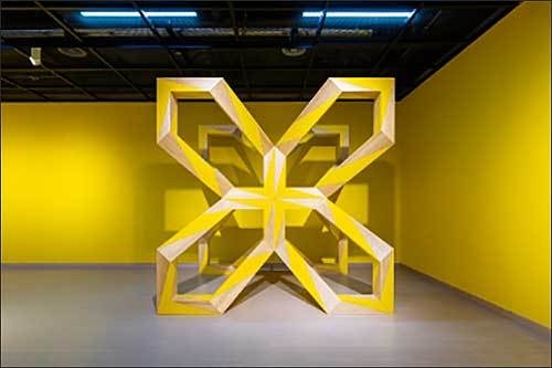 김용관, <각진 원형(4-8) #4>, 2002, 목재 입체, 200×138.6×249.3cm