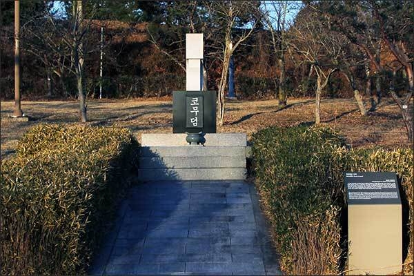 경남 사천 선진리에 있는 조명군총 옆에 세워져 있는 '코무덤 위령비, 입구 오른쪽에 작은 안내판이 있다.(내용은 아래 사진 참조)