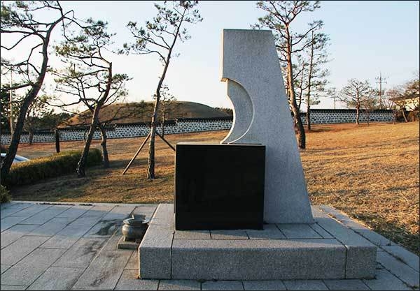 '코무덤' 위령비의 옆모습, 멀리 건너편, 봉분이 보이는 곳이 조명군총( 朝明軍塚) )이다.