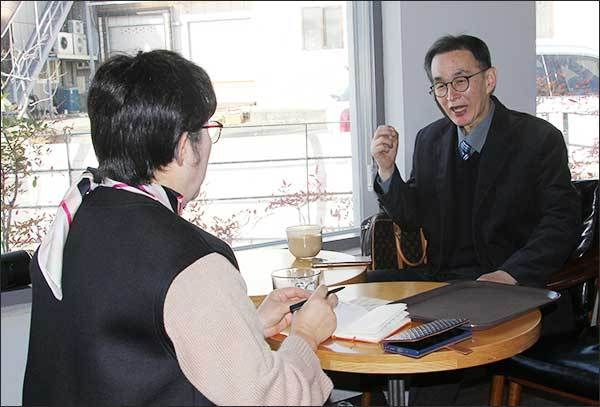 경남 사천시에 있는 '코무덤' 위령비 이름을 바로 잡은 최진갑 박사와 대담 중인 기자 