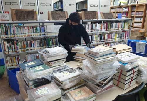 소장 자료 디지털화를 위한 자료 정리 작업 모습(곡성문화원)