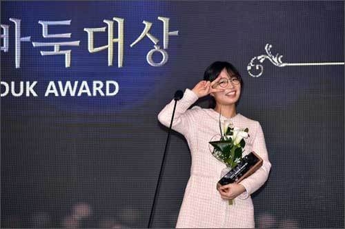 최정 9단은 인기기사상, 여자기사상, 여자 승률ㆍ연승상을 수상했다.