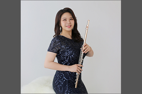 플루트를 연주할 오은혜 교수