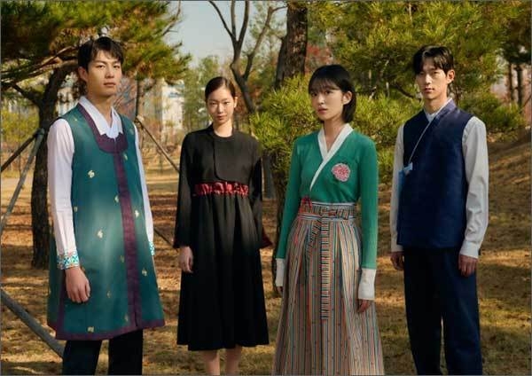 한복근무복 전시 "한복을 입고 일하다" 한국공예·디자인문화진흥원 제공
